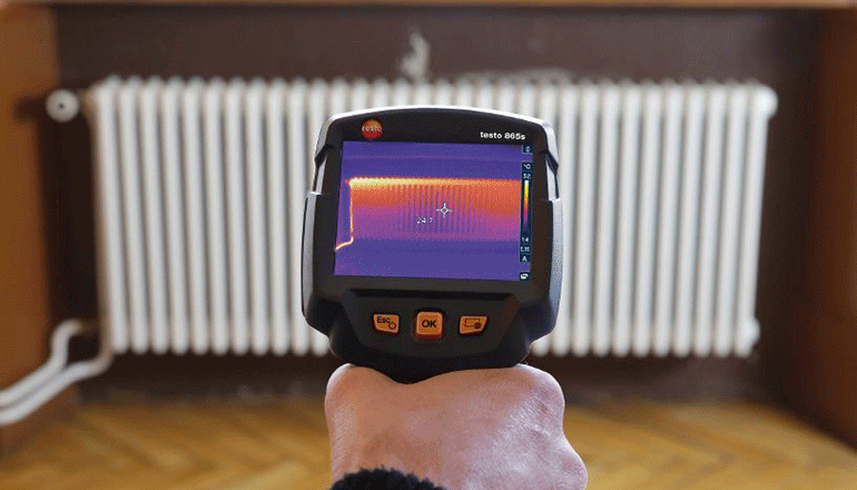 Thermal imaging camera pointing at radiator
